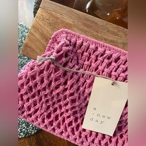 🌺 NWT Woven clutch 🌿